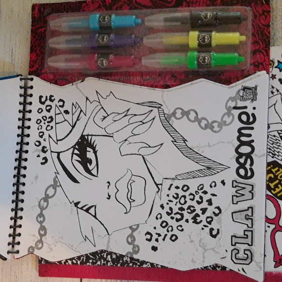 Monster High Activity Book Bundle: Sprayffiti Art and Doodle Book - Picture 9 of 16